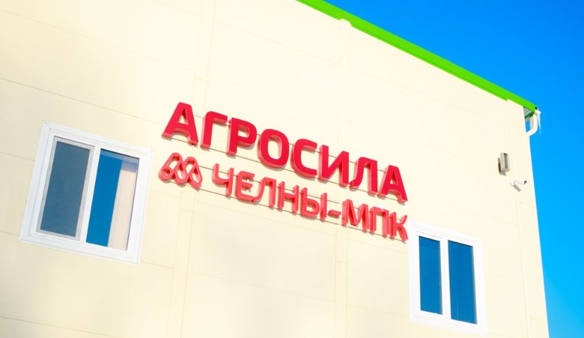 Три цвета: синий, желтый, зеленый.