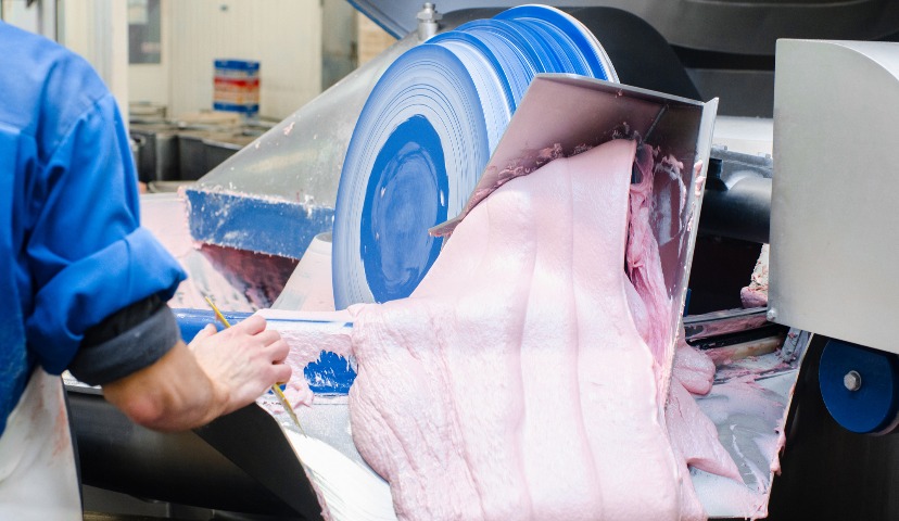 Инородные предметы в колбасе. Причины и способы предотвращения.