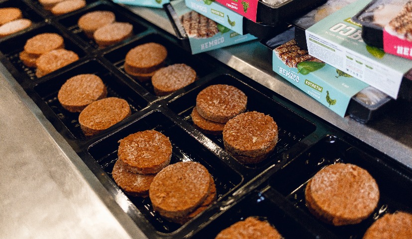 Как приход на рынок крупных компаний влияет на небольших производителей растительных альтернатив мясу?