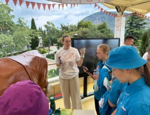 На 100-летии «Артека» группа компаний ВИК рассказала детям о ветеринарии