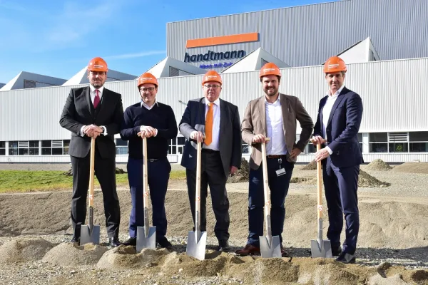 HANDTMANN заложил первый камень в фундамент нового монтажного цеха