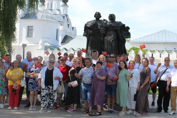 В канун Дня семьи, любви и верности супружеские пары Аби посетили Муром