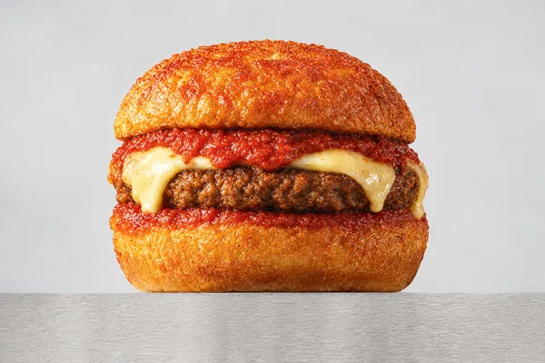 Сеть фирменных ресторанов «Мираторга» включила в меню «мокрый бургер»